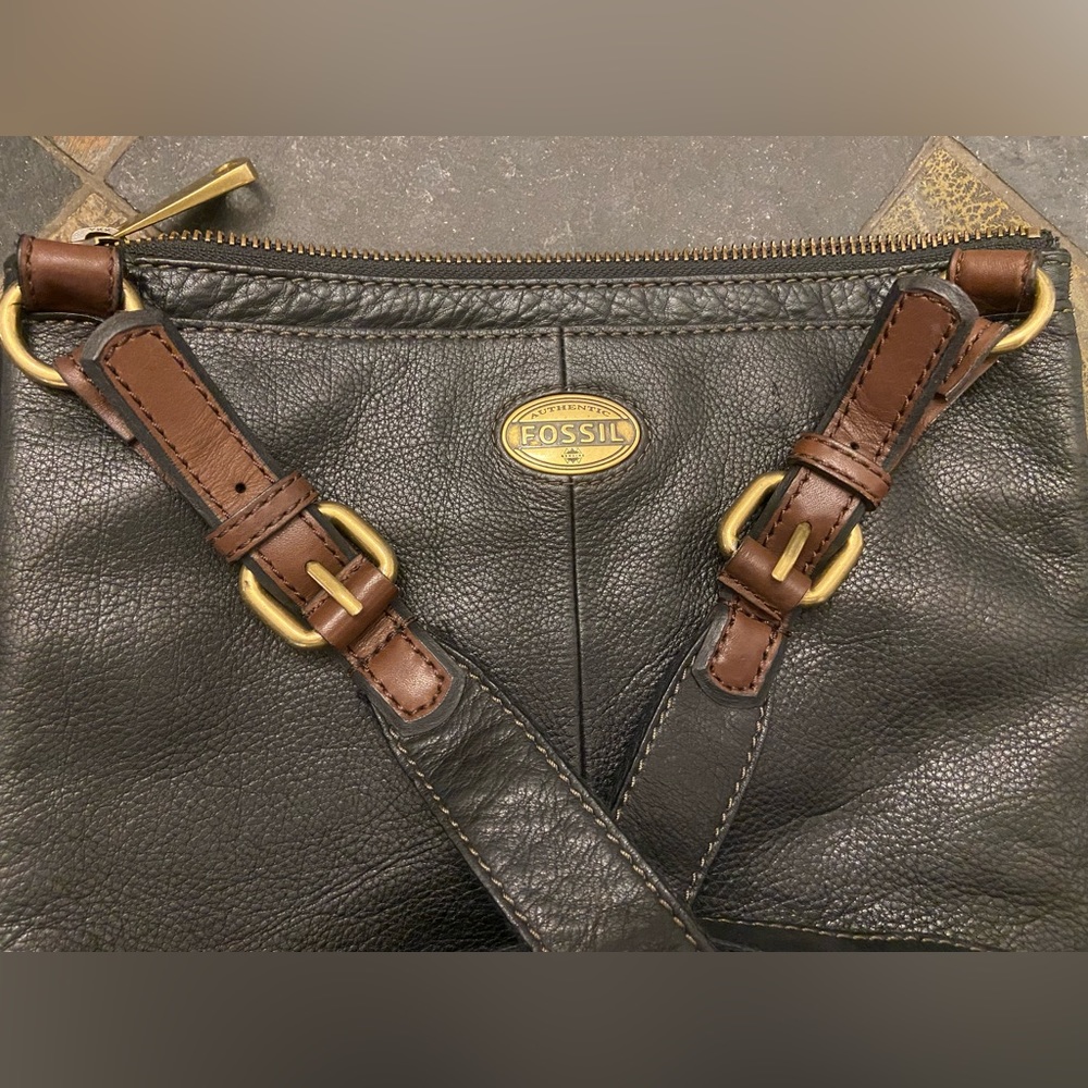 LIKE NEW Fossil Leather Crossbody zipper top - adjustable strap